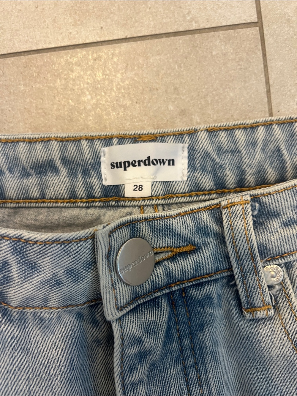 Superdown Light Wash High-Rise Women’s Jeans with Frayed Hem size 28 - Picture 2 of 5